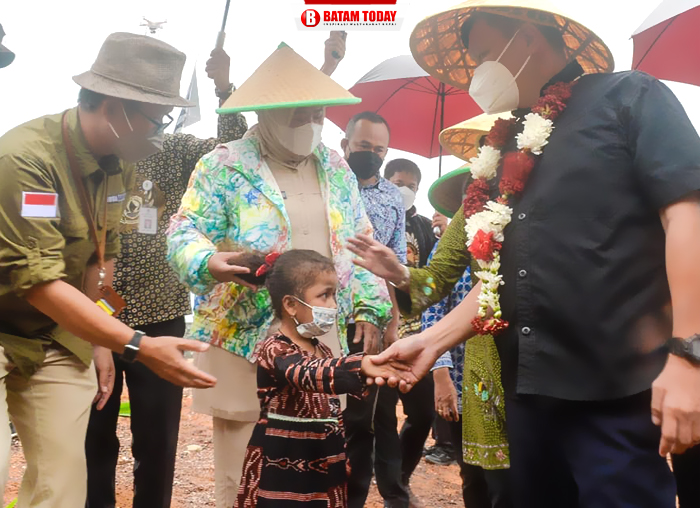 Wamen Surya Thandra dan Wagub Marlin saat menyapa masyarakat Pulau Pelampong